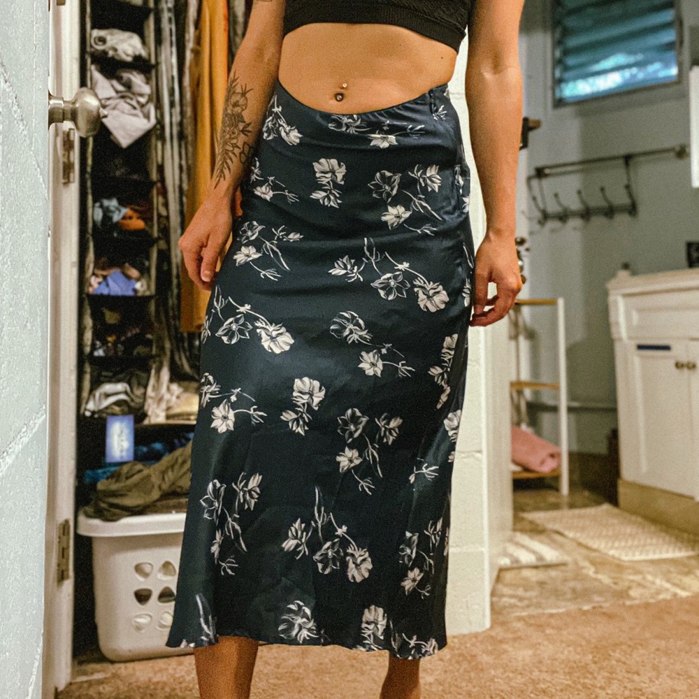 Beautiful long skirt that fits tight to the hips and thighs
